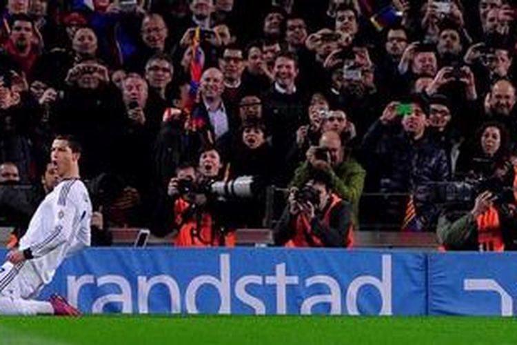 Bintang Real Madrid, Cristiano Ronaldo, merayakan golnya ke gawang Barcelona pada pertandingan kedua semifinal Copa del Rey, Selasa atau Rabu (27/2/2013) dini hari WIB. 