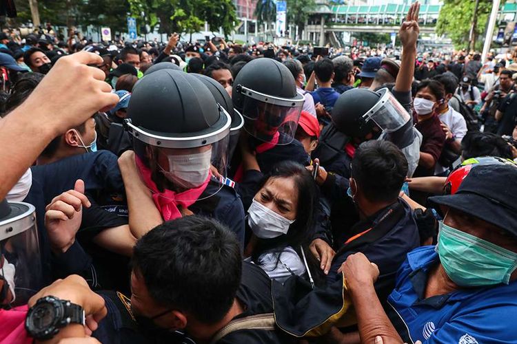 Pengunjuk rasa pro-demokrasi bentrok dengan polisi pada aksi unjuk rasa menentang dekrit darurat oleh Pemerintah Thailand, di Bangkok, Thailand, Kamis (15/10/2020). Puluhan ribu orang turun ke jalan memprotes keputusan Pemerintah mengeluarkan dekrit darurat yang melarang kerumunan dan pembatasan media.