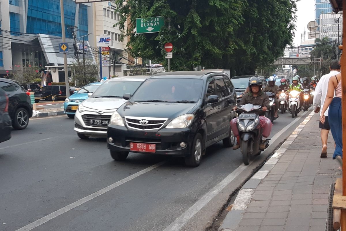Kondisi jalur sepeda di kawasan Tomang Raya, Jakarta Barat pada Senin (25/11/2019) petang.