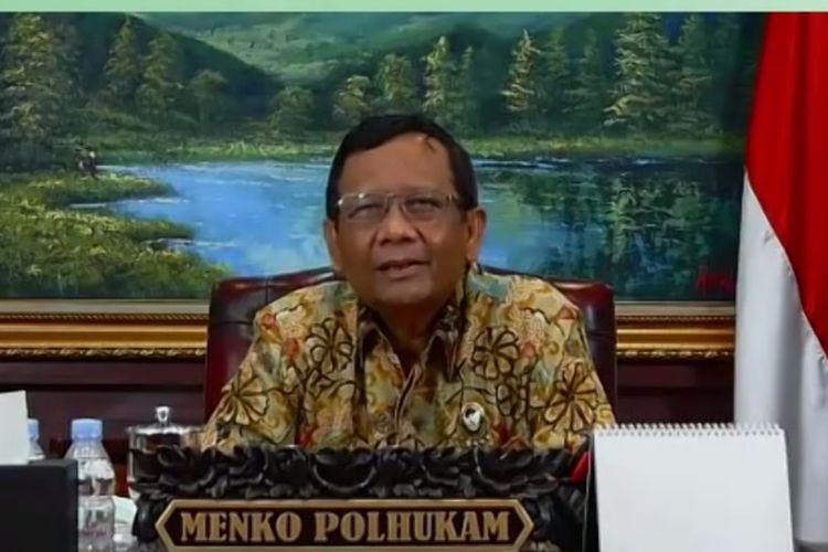 Menkopolhukam Mahfud MD memberi pandangan ke Alumni Tanoto Foundation.