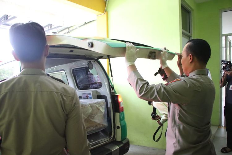 Kapolres Banjarnegara AKBP Hendri Yulianto melepas keberangkatan jenazah korban dukun Mbah Slamet di RSUD Hj  Anna Lasmanah Banjarnegara, Jawa Tengah, Selasa (11/4/2023).