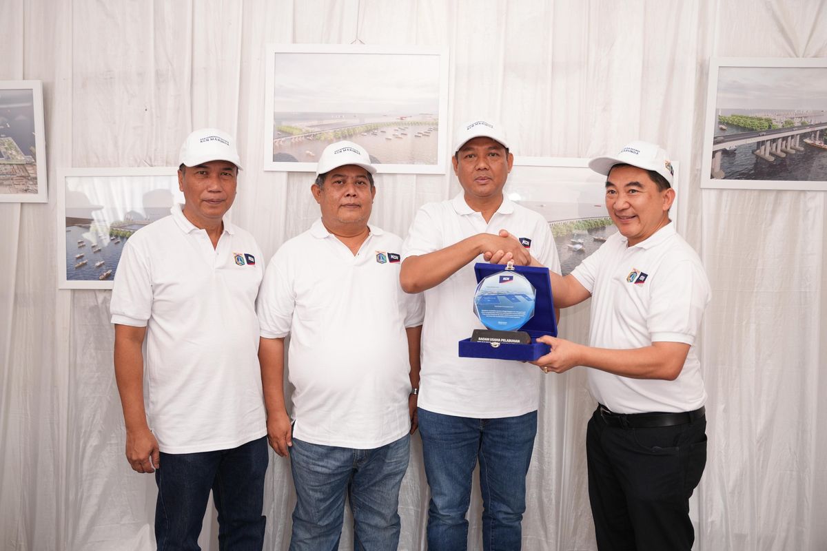 Direktur Utama PT Karya Citra Nusantara (KCN) Widodo Setiadi (kedua dari kanan) menyerahkan plakat kolaborasi konservasi mangrove kepada perwakilan Pemprov DKI Jakarta. 