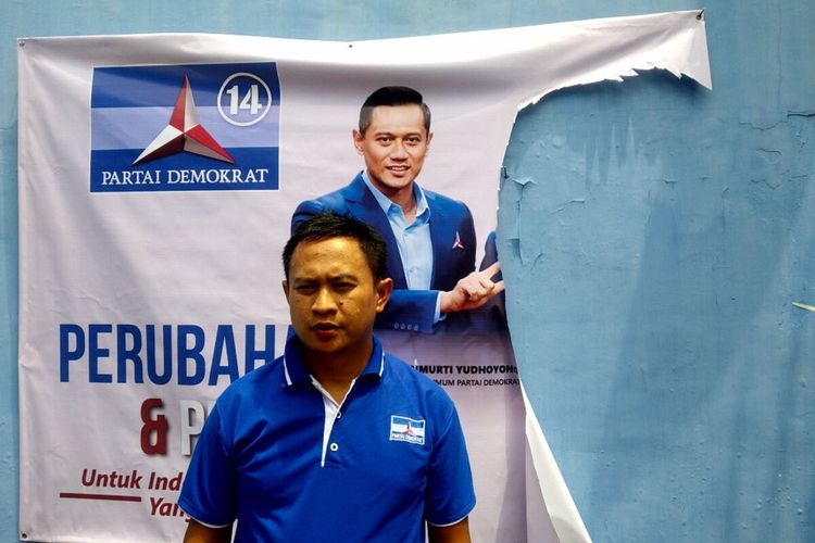 Sekretaris DPC Partai Demokrat Kabupaten Blitar Anas Ruhanuddin berpose di depan baliho AHY-Anies yang sebelumnya bagian foto Anies Baswedan telah dirusak dan dibakar, Minggu (3/9/2023)
