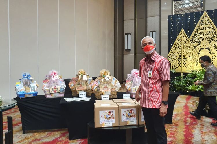 Gubernur Jawa Tengah, Ganjar Pranowo dalam acara peluncuran toko resmi ASPOO Jawa Tengah sekaligus meluncurkan paket parsel lebaran produk UMKM Jawa Tengah yang dilakukan pada Selasa, 22 Maret 2022.
