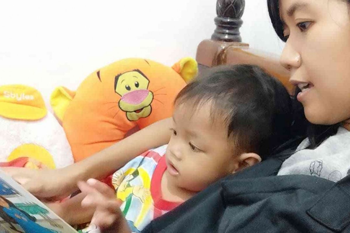 Kebiasaan membacakan buku cerita pada anak sebelum tidur.
