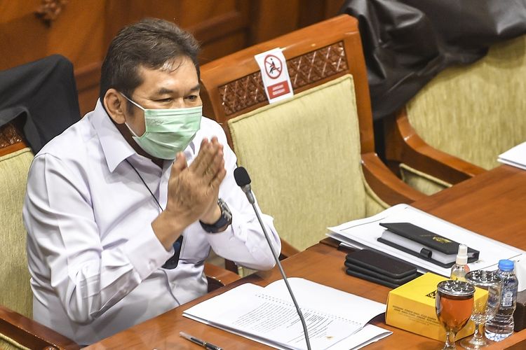 Jaksa Agung Burhanuddin memberi salam saat mengikuti Rapat Dengar Pendapat (RDP) bersama Komisi III DPR di Kompleks Parlemen, Senayan, Jakarta, Selasa (26/1/2021). Rapat tersebut beragendakan evaluasi kinerja Kejaksaan Agung Tahun 2020 dan rencana kerja 2021 serta penanganan kasus-kasus yang menarik perhatian publik dan strategi peningkatan kualitas SDM. ANTARA FOTO/Muhammad Adimaja/foc.