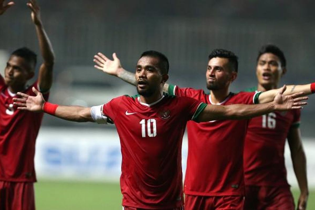 Zulham Zamrun dan sejumlah pemain timnas Indonesia lain membalas aplaus penonton di Stadion Pakansari seusai laga final pertama Piala AFF 2016 kontra Thailand, Rabu (14/12/2016).