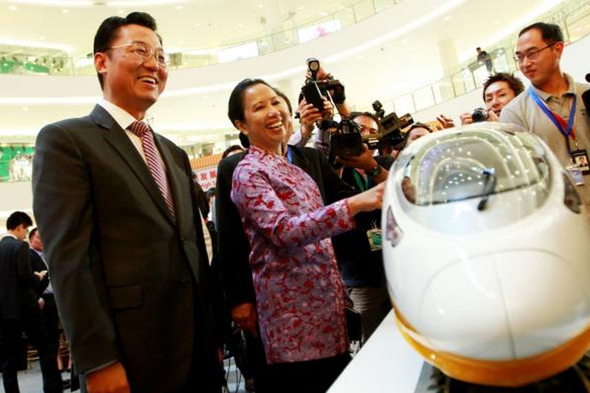 Dubes China untuk Indonesia, Xie Feng (kiri) bersama Menteri BUMN, Rini Soemarno (dua kiri) melihat miniatur atau contoh kereta cepat milik China saat pembukaan pameran Kereta Cepat dari Tiongkok (China) di Senayan City (Sency), Jakarta Pusat, Kamis (13/8/2015). Pemerintah Indonesia merencanakan pembangunan kereta cepat Jakarta-Bandung dan Pemerintah Tiongkok merupakan salah satu pihak yang menawarkan kerja sama dalam pembangunan kereta cepat tersebut. TRIBUNNEWS/JEPRIMA