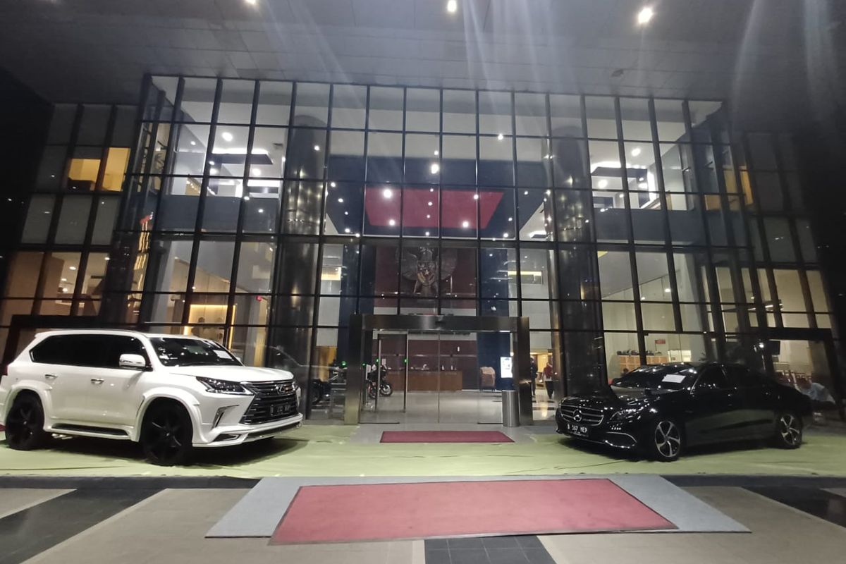 Saat Gedung KPK Diubah Jadi Showroom, Mobil Mewah dan Moge Rampasan Kasus Korupsi Dipajang