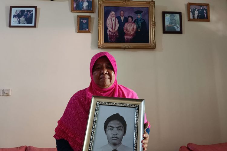 Lasmiati (64), ibu dari korban Tragedi Trisakti Heri Hartanto, saat ditemui Kompas.com, Rabu (17/5/2023).