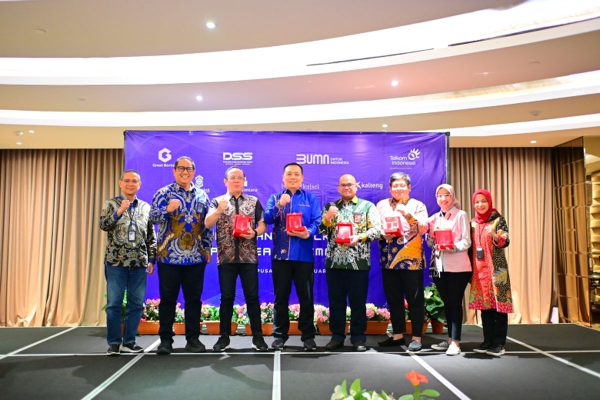 (Dari Kiri ke Kanan) EVP DSS Telkom Dedy Mardhianto, EVP Treg 4 Rachmad Dwi Hartanto, Kadiv IT Bank Kalbar Abdurahim Fiqry, Direktur Operasional Bank Kalsel Toni Darmawan, Kadep Operasional IT Bank Kalteng Irawan, Kadep IT Bank Kaltimtara Oska Yoris, Head Digital Business Bank DKI Yesti, Dirut Telkom Sigma Dwi Sulistiani saat acara workshop produk dan layanan Telkom di Hotel Ashley Wahid Hasyim, Jakarta, Kamis (6/2/2025) dan Jumat (7/2/2025). 