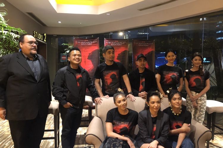 Para pemain film Tutuge dalam jumpa pers film Tutuge di XXI Epicentrum kawasan Kuningan, Jakarta Selatan, Selasa (12/4/2022). 