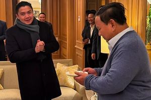 Momen Seskab Teddy Dapat Surprise Ultah di Perancis, Dirayakan Presiden Prabowo dan Para Sespri