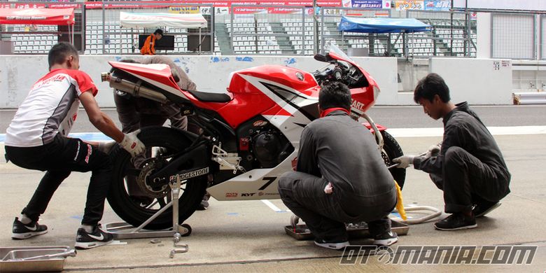 Fadjar Supriyadi (paling kanan) dari AHASS (Astra Honda Authorized Service Station) PT Tunas Dwipa Matra cabang Saharjo menjadi salah satu mekanik Astra Honda Racing Team (AHRT) di ajang Suzuka 4 Hours 2017. Fadjar merupakan juara satu kategori Service Advisor di The 23rd Honda Indonesia Technical Contest dan juara kedua kategori perorangan di Honda Asia & Oceania Motorcycle Technician Skill Contest 2016 yang digelar di Vietnam.