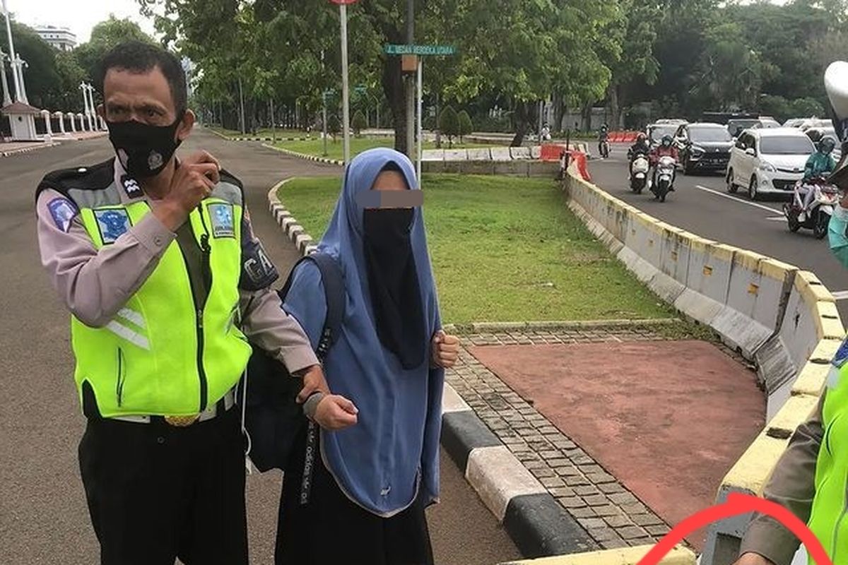 Seorang perempuan diduga membawa senjata api ditangkap polisi lalu lintas dan anggota Pasukan Pengamanan Presiden (Presiden) karena mencoba menerobos masuk ke area Istana Merdeka, Selasa (25/10/2022).