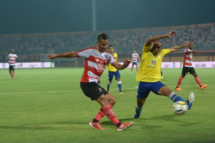 Striker Madura United, Raphael Maitimo saat dihadang pemain Barito Putra dalam pertandingan perdana Liga 1 di Stadion Gelora Ratu Pamelingan (SGRP). 