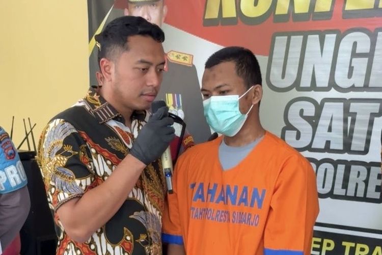 Tersangka pencabulan anak tiri di Sidoarjo, Sabtu (15/2/2025).