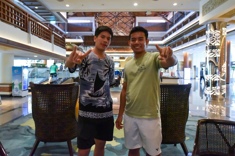 Pasangan ganda putra Indonesia Pramudya Kusumawardana (kanan) dan Yeremia Erich Yoche Yacob Rambitan (kiri) saat ditemui awak media di lobi Westin Resort, Senin (29/11/2021). 