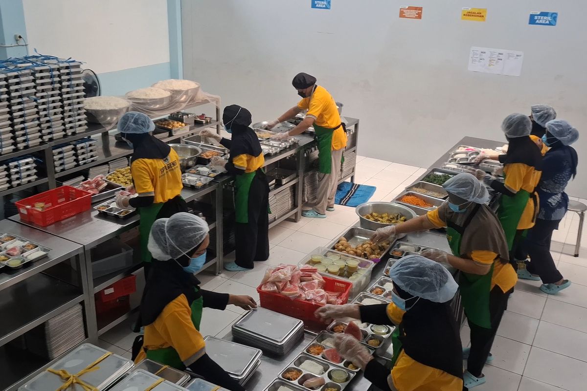 Suasana menyiapkan Makan Bergizi Gratis di SPPG Bener, Kabupaten Purworejo, Jawa Tengah.