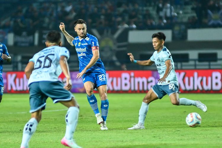 Marc Klok saat berlaga dalam pertandingan Persib vs Persita pada pekan ke-14 Liga 1 2023-2024 di Stadion Gelora Bandung Lautan Api (GBLA), Sabtu (1/10/2023). 
