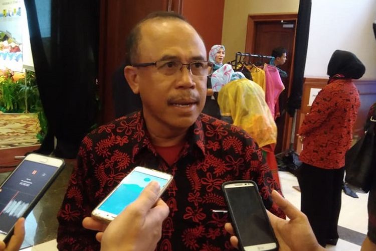 Kepala Balai Wilayah Sungai (BWS) NT1 atau Nusa Tenggara Barat Asdin Julaidy sedang memberikan keterangan kepada wartawan di sela-sela Seminar Bendungan Besar Nasional di Lombok, Mataram, Nusa Tenggara Barat (NTB), Sabtu (25/5/2018).