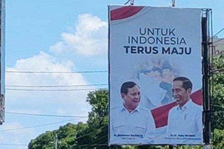 Baliho yang memerlihatkan Menteri Pertahanan Prabowo Subianto dan Presiden Joko Widodo (Jokowi) di salah satu sudut Kota Solo, Jawa Tengah.