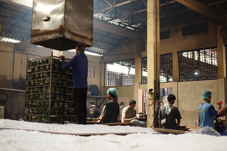 Portrait of local people's activities as workers in the Ny Dodol & Cake production kitchen. Lauw, Tangerang, Banten, Friday (17/1/2025). 