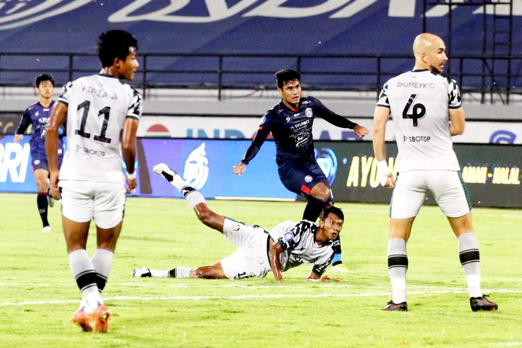 Pemain Arema FC M Rafli saat pertandingan laga tunda pekan 17 Liga 1 2021-2022 melawan Persikabo 1973 yang berakhir dengan skor 0-0 di Stadion Kapten I Wayan Dipta Gianyar, Bali, Rabu (5/1/2022) malam.