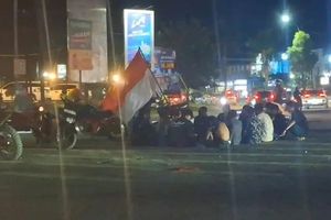 Protes Kenaikan Harga Pertamax, Mahasiswa FISIP UHO Bakar Ban di Bundaran Tank Kendari