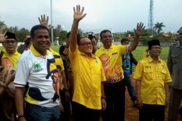 Ketua Umum Partai Golkar (tengah) melambaikan tangan kepada kader dan simpatisan Partai Golkar seusai berkampanye di Gelanggang Olahraga Ciracas, Jakarta Timur, Selasa (18/3/2014).