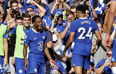 Bintang Chelsea Raheem Sterling merayakan golnya ke gawang Leicester City bersama Reece James. Duel Chelsea vs Leicester City merupakan laga pekan keempat Liga Inggris 2022-2023, yang digelar di Stadion Stamford Bridge, Sabtu (27/8/2022) malam WIB.