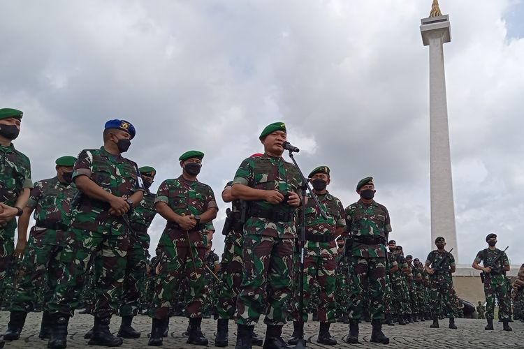 KSAD Jenderal Dudung Abdurachman saat memimpin apel gelar pasukan jajaran TNI AD wilayah Jabodetabek di Monas, Jakarta, Selasa (25/1/2022).