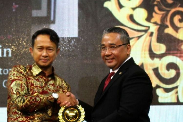 Asmat Amin meraih predikat The Most Favourite Leadership. Tahun ini, pada ajang Indonesia Property&Bank Award (IPBA) 2017. 