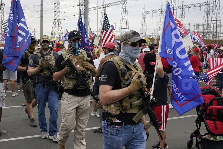 Pendukung Presiden Donald Trump membawa senapan semi militer dan berdemo di luar Maricopa County Recorders Office Jumat, 6 November 2020, di Phoenix Arizona AS.