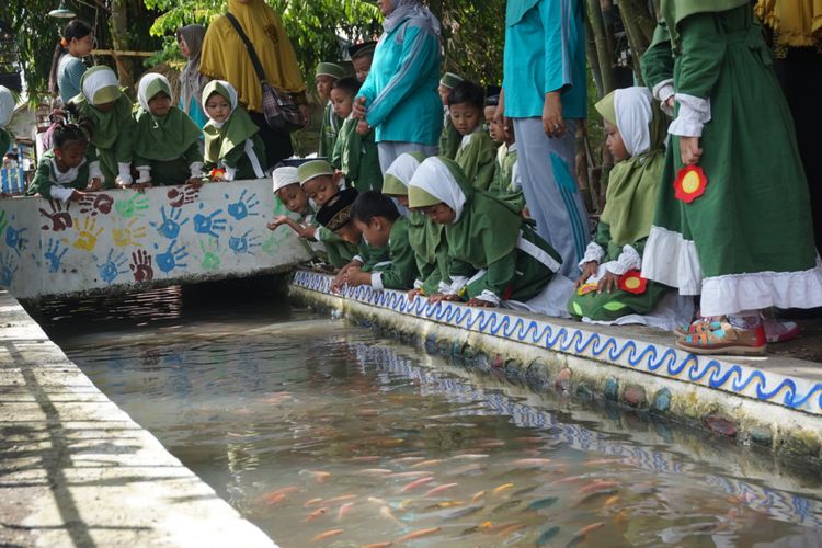Masyarakat Desa Jajag memanfaatkan selokan saluran irigasi untuk memelihara ribuan ikan.