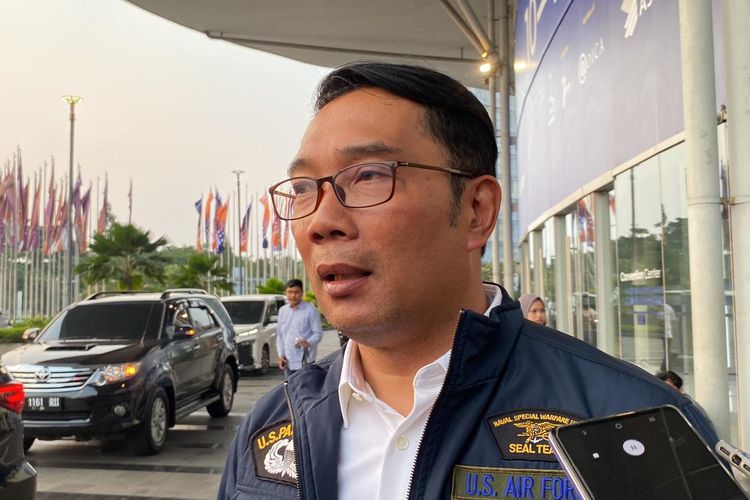 Gubernur Jawa Barat Ridwan Kamil datang melihat-lihat pameran Gaikindo Indonesia International Auto Show (GIIAS) 2023 di ICE BSD City, Tangerang, Jumat (19/8/2023).
