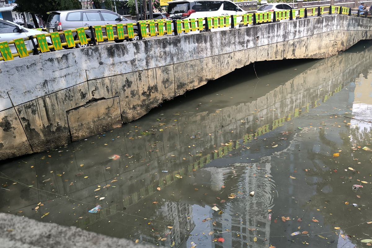 Viral Ojol Ceburkan Motor \'Mata Elang\' ke Kali Gunung Sahari, Polisi Lakukan Penelusuran