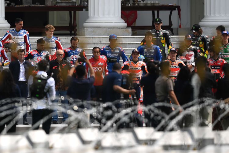Presiden Joko Widodo (ketiga kiri) berfoto bersama pebalap MotoGP sebelum melepas parade di Istana Merdeka, Jakarta, Rabu (16/3/2022). Parade tersebut merupakan bentuk apresiasi atas kerja keras Pemerintah dalam mempersiapkan pagelaran MotoGP Mandalika pada 18-20 Maret 2022.