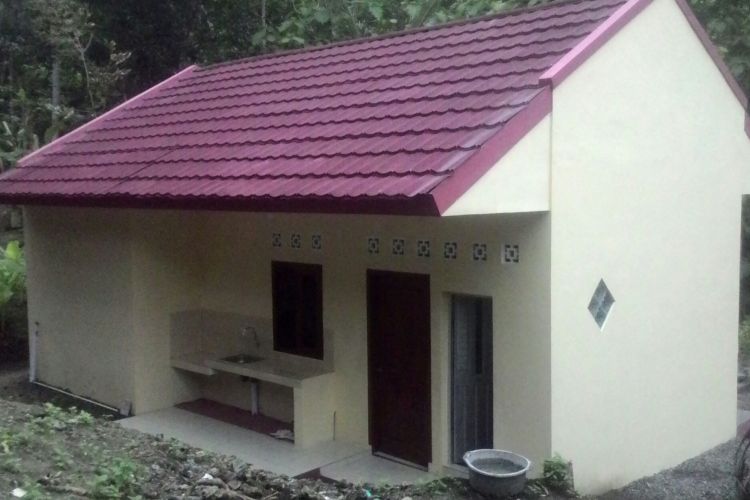 Penampakan bagian belakang rumah baru bagi keluarga Hernowo di Dusun Anjir, Desa Hargorejo, Kecamatan Kokap, Kulon Progo. Dapur dan tempat cuci piring berada di bagian luar untuk mengakomodir kebiasaan mereka menggunakan kompor non gas. Kamar mandi juga mengarah ke luar.