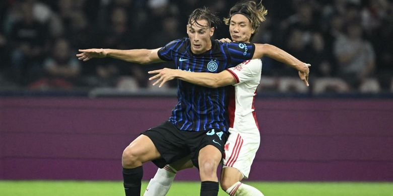 Striker Inter Milan, Pio Esposito, berduel dengan bek Ajax Ko Itakura. Esposito menjadi starter pada laga Ajax Amsterdam vs Inter Milan di Johan Cruyff ArenA, Rabu (17/9/2025) malam lokal atau Kamis dini hari WIB.