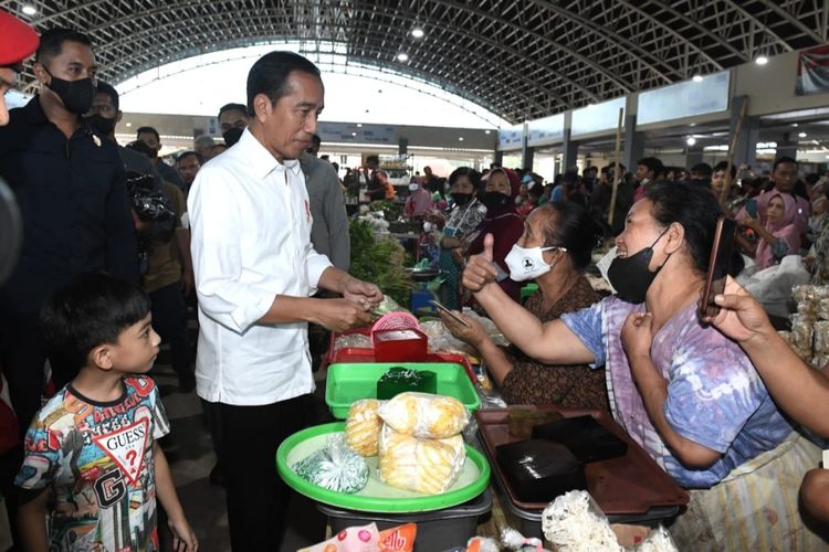 Presiden Joko Widodo saat mengecek harga bahan pangan di Pasar Legi, Kota Solo, Jawa Tengah, bersama cucunya, Jan Ethes Sinarendra, Senin (10/4/2023).