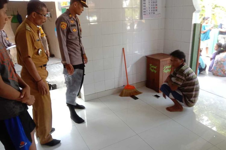 Polisi mengolah tempat kejadian pencurian di dalam di masjid Al-Fadhilag di  Pedukuhan Bantar Wetan, Kalurahan Banguncipto, Kabupaten Kulon Progo, Daerah Istimewa Yogyakarta.