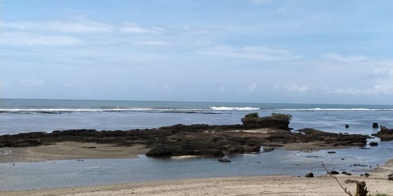 Pemandangan yang bisa dilihat dalam kawasan wisata Pantai Sayang Heulang di Desa Mancagahar, Kecamatan Pameungpeuk, Kabupaten Garut (Dinas Pariwisata dan Kebudayaan Garut).