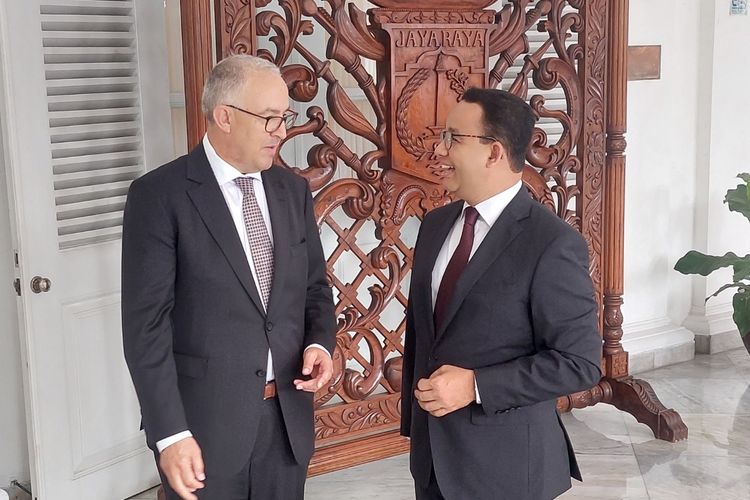 Gubernur DKI Jakarta Anies Baswedan (kanan) dan Wali Kota Rotterdam Ahmed Aboutaleb (kiri) ketika konferensi pers di Balai Kota DKI Jakarta, Jakarta Pusat, Senin (29/8/2022).