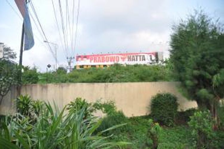  Giant latter Partai Hanura tertutup spanduk raksasa Prabowo-Hatta di Jl Raya Semarang-Solo, ditanjakan Lemah Abang, Bergas, Kabupaten Semarang.
