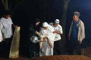 Dimakamkan Malam Hari, Jenazah Siswa Latsarmil Kopdes Merah Putih Novia Diantar dengan Lampu Seadanya