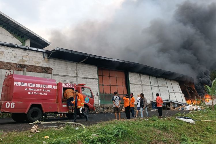 Pabrik kertas di Desa Pandanlandung, Kecamatan Wagir, Kabupaten Malang mengalami kebakaran, Jumat (16/9/2022).