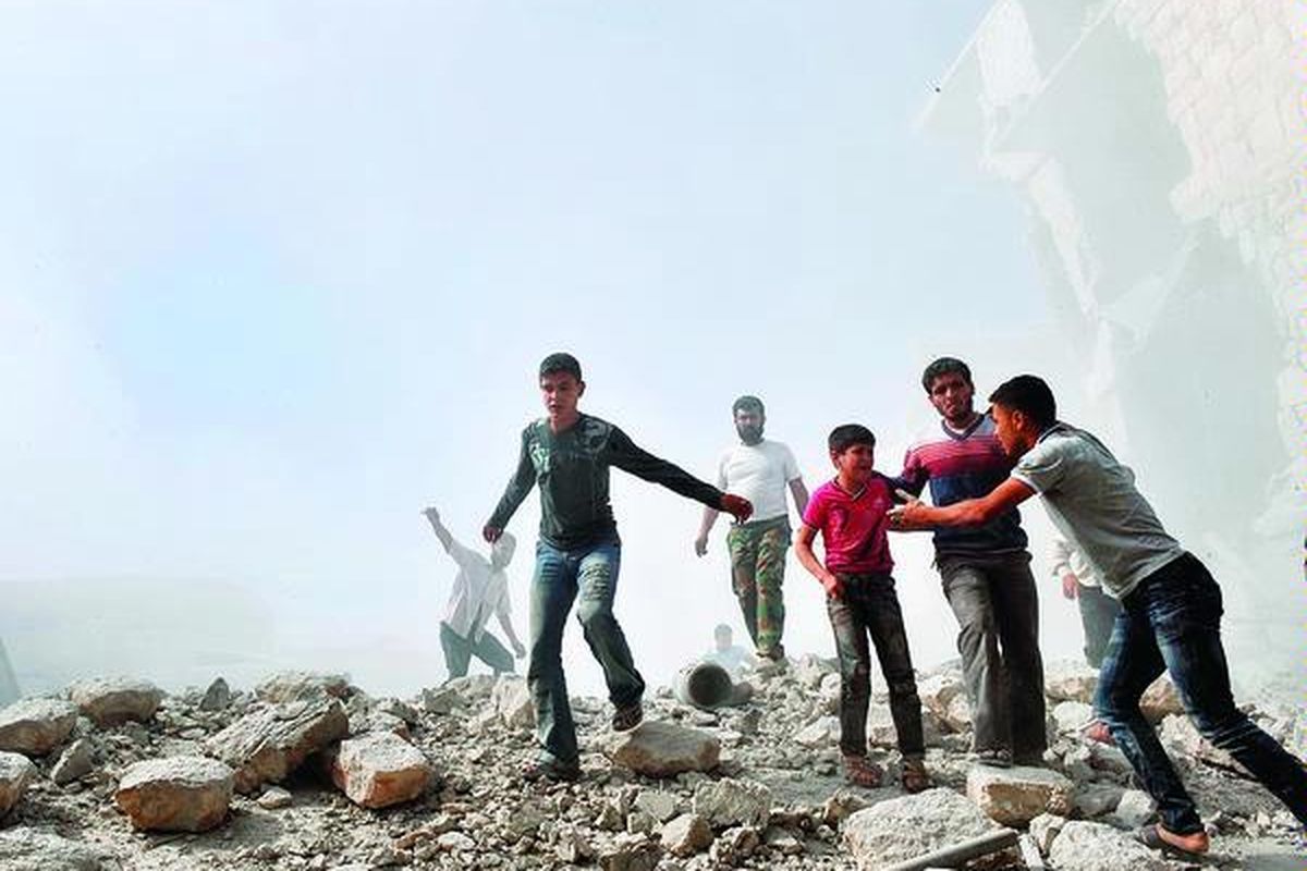 Anak-anak muda Suriah  panik setelah serangan udara pasukan pemerintah di Maaret al-Numaan, Suriah barat laut, Kamis (18/10). Pesawat-pesawat tempur rezim Bashar al-Assad melancarkan gelombang serangan baru di kota yang direbut pasukan oposisi pekan lalu tersebut.