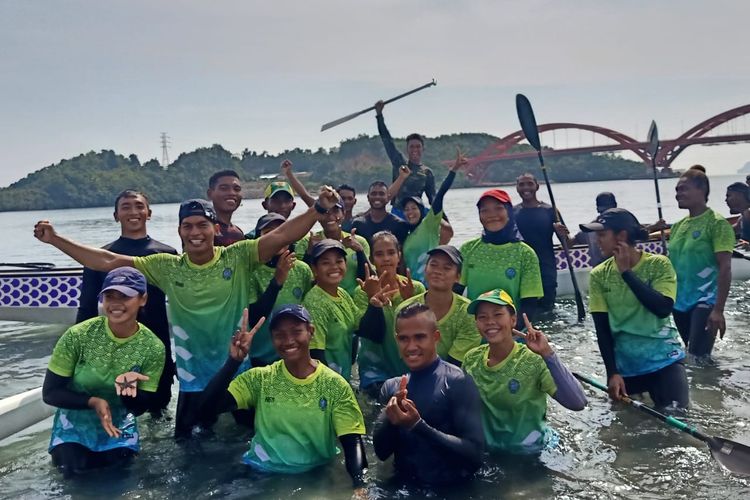 Tim cabang olahraga dayung Jatim mulai melakukan latihan di Teluk Youtefa, Kota Jayapura, Papua.