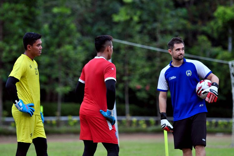 Pelatih kiper Arema FC, Felipe Americo saat memimpin latihan mandiri selama pandemi virus corona di Lapangan UMM, Sabtu (06/06/2020) sore. 